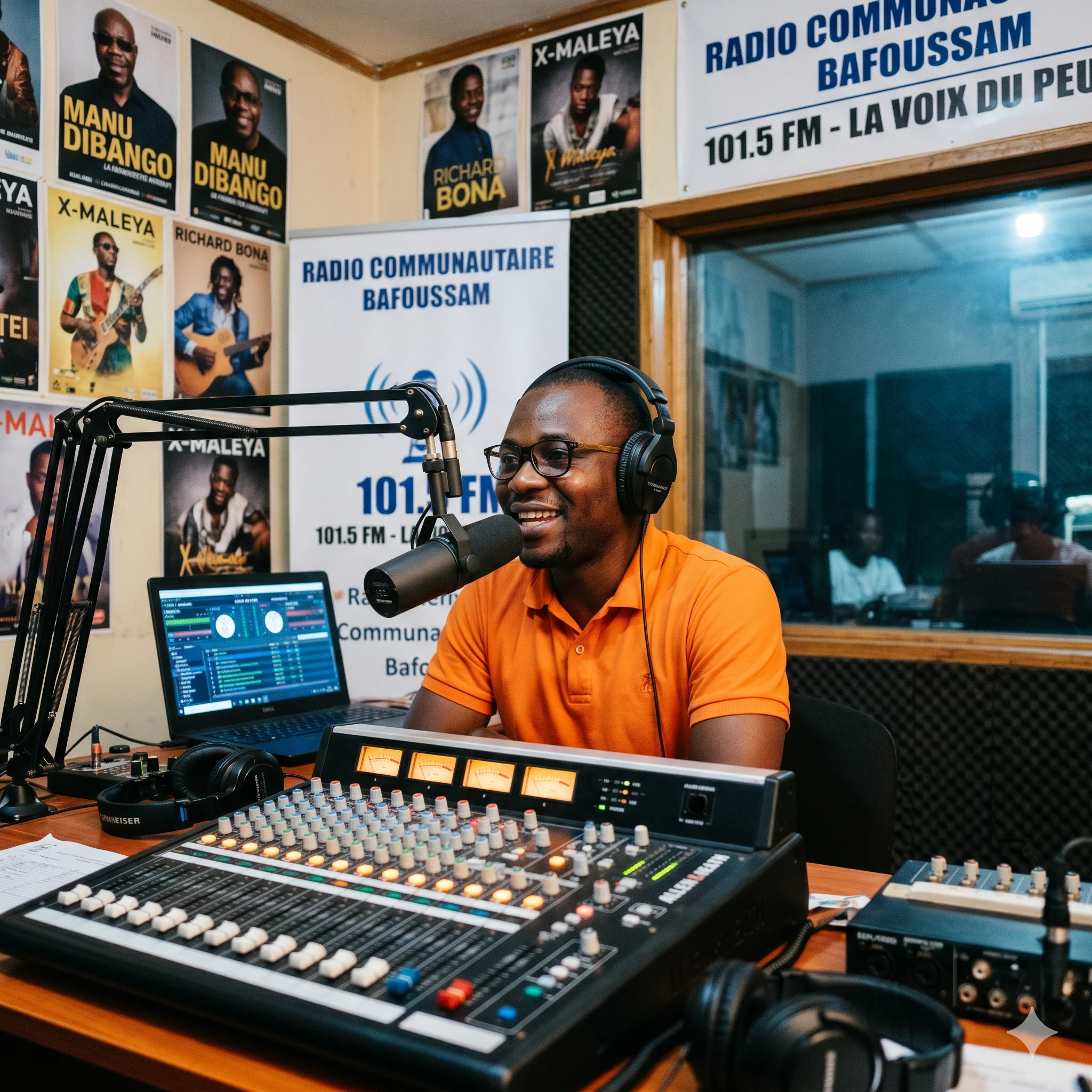 Animateur Patrice, 32 ans, animateur principal de l'émission matinale 'Le Réveil du Mola' sur Radio Bonamoussadi FM 92.5 à Douala, derrière sa console Behringer 12 pistes.